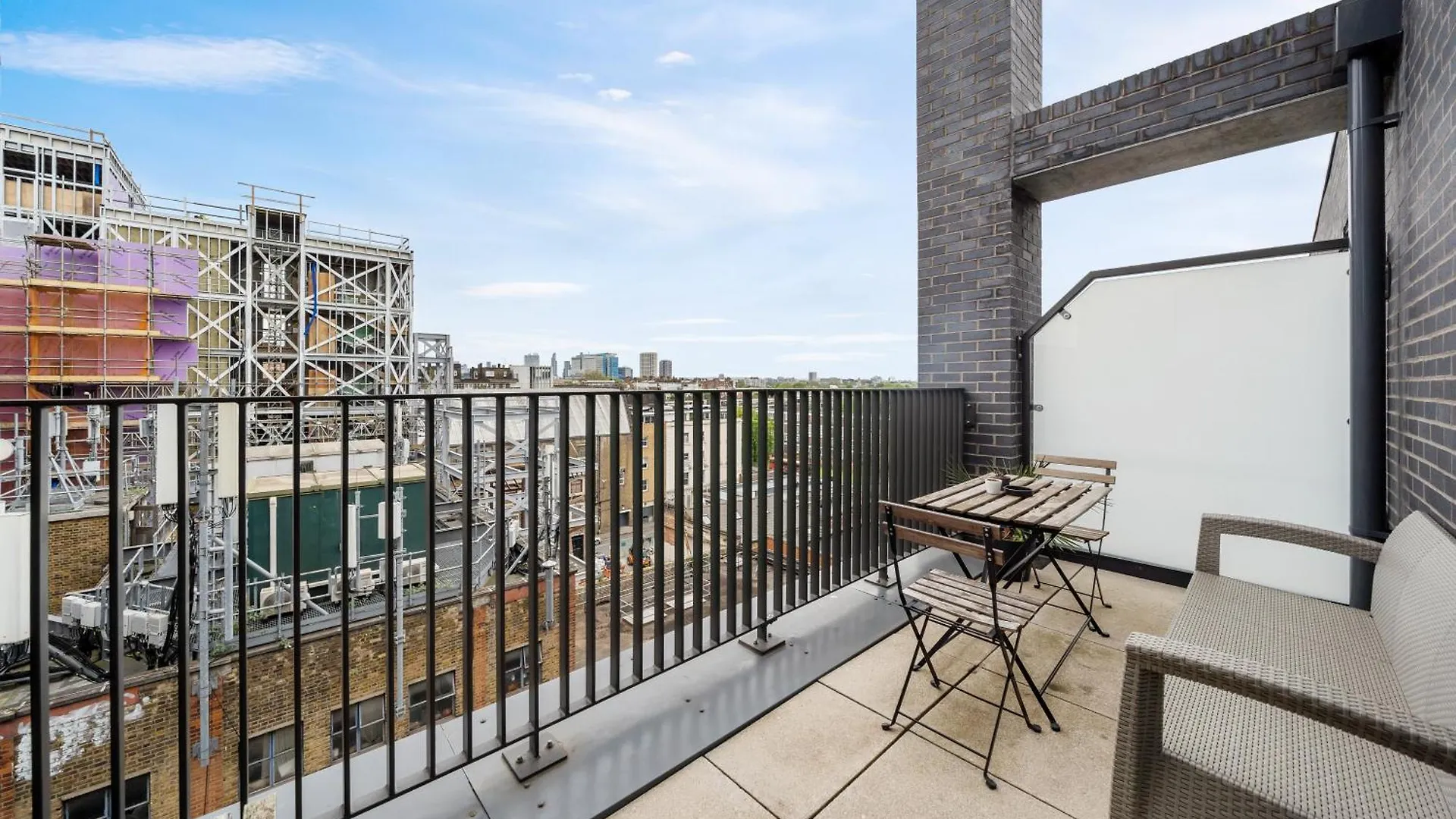 Impeccable Modern 2Br Apartment Peachy Stays London